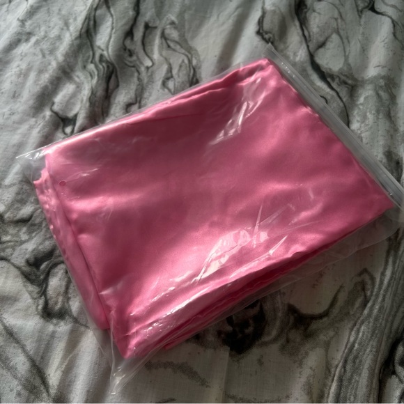 2 x SILK SATIN PILLOWCASES BRAND NEW PINK from MERMADE HAIR - Picture 3 of 3